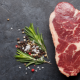 熟成肉と腐った肉の違いとは？見分け方や危険性・カビの安全性を解説