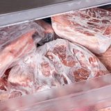 冷凍肉の解凍でパサパサする原因と対策｜旨味を逃さないプロの戻し方完全ガイド
