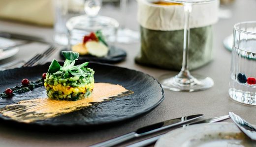 フランス料理のカトラリーを使う順番とは？基本マナーや置き方の作法を解説