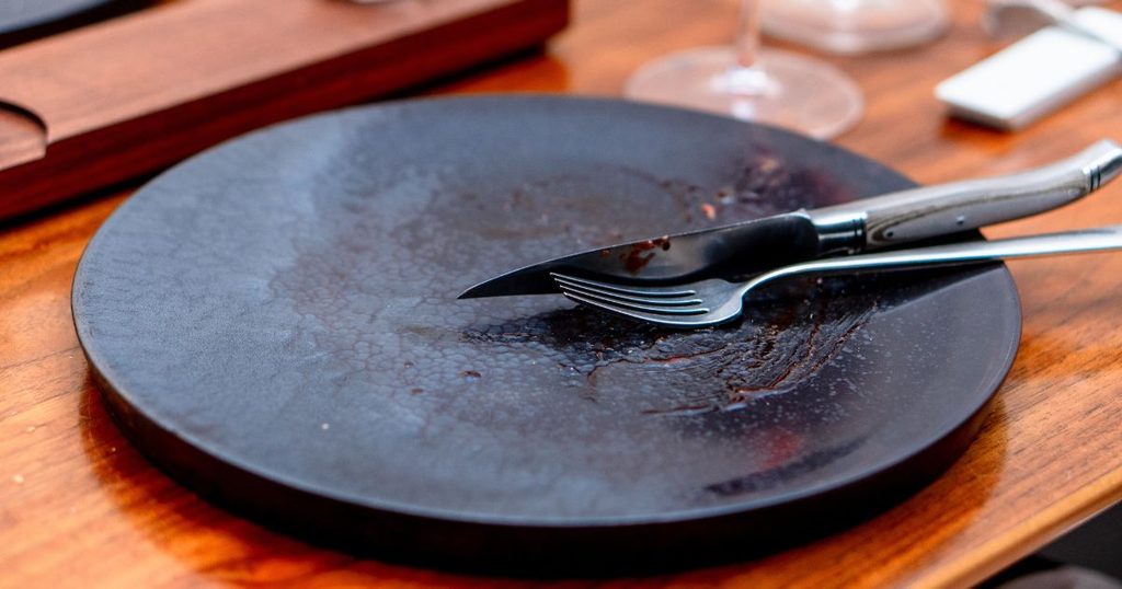 食事中・食事後を伝えるカトラリーのサインと置き方